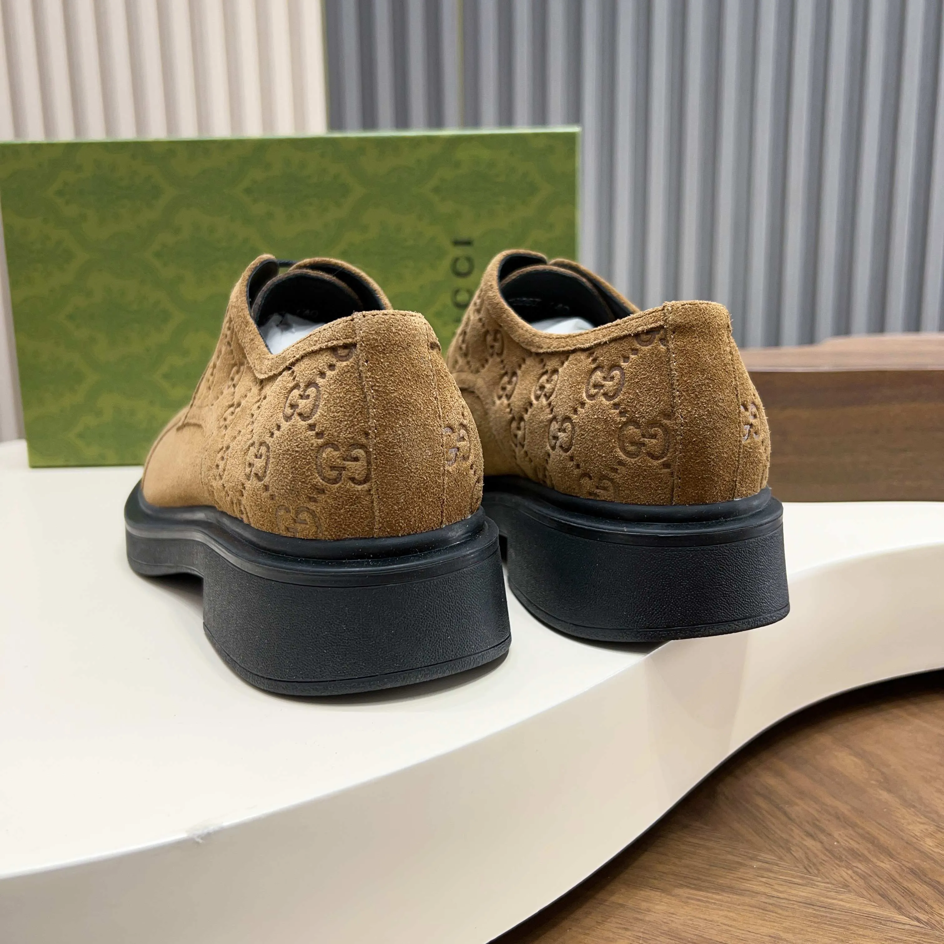 💰780 Gucci/Gucci new men’s lace-up shoes with GG details, matte cow leather derby shoes! The design of this men's lace-up shoe is rooted in the brand's heritage. Crafted from premium waxed cow leather, it is embellished with GG printed embossed suede leather details, a nod to Gucci's iconic monogram. The rubber sole decorated with GG pattern adds a touch of modern fashion to this design. Typical three-joint style design. European and American classic version, full calfskin lining. The overall upper texture is soft and the lining is comfortable and breathable. 2CM thickened soft rubber sole, easy to control. Versatile and stylish upper foot, multiple colors available to meet different matching needs, complete package! Size: 39-40-41-42-43-44 leather shoe size (38.45.46 can be customized)